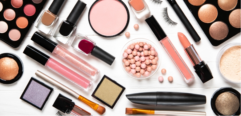 Leistungen_make-up_wimpern_augenbrauen_shutterstock_1717814998